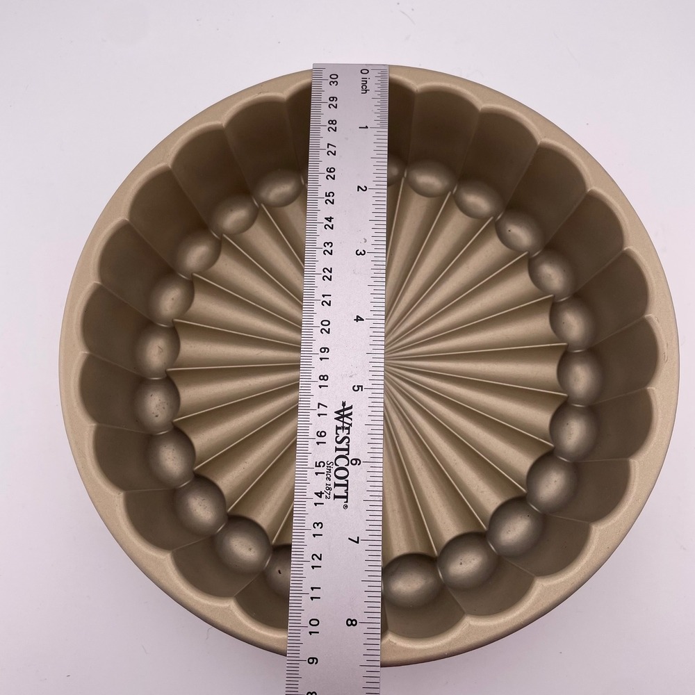 Williams Sonoma Gold Fluted Cake Pan Beaded Cast Aluminum Nonstick Bakeware 8.5" - Picture 3 of 3